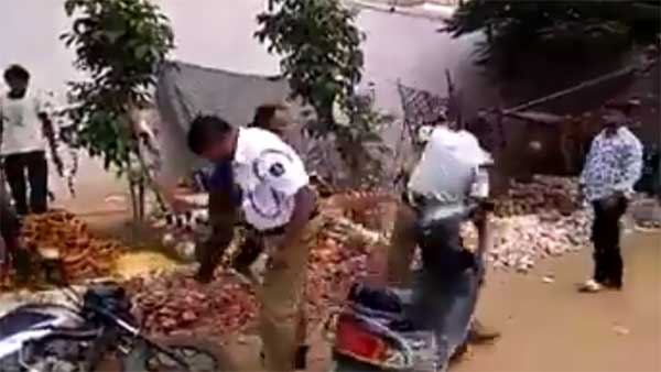 ஹெல்மெட் அணியாததை கேட்டதால் 2 போலீஸ்காரர்களை சரமாரியாக தாக்கிய 'போதை' வக்கீல்.. வைரல் வீடியோ