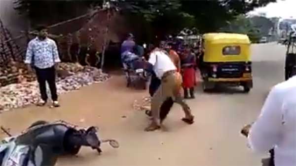 ஹெல்மெட் அணியாததை கேட்டதால் 2 போலீஸ்காரர்களை சரமாரியாக தாக்கிய 'போதை' வக்கீல்.. வைரல் வீடியோ