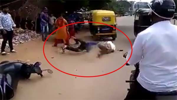 ஹெல்மெட் அணியாததை கேட்டதால் 2 போலீஸ்காரர்களை சரமாரியாக தாக்கிய 'போதை' வக்கீல்.. வைரல் வீடியோ