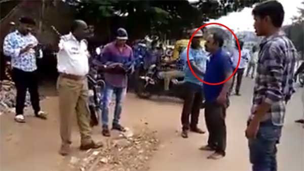 ஹெல்மெட் அணியாததை கேட்டதால் 2 போலீஸ்காரர்களை சரமாரியாக தாக்கிய 'போதை' வக்கீல்.. வைரல் வீடியோ