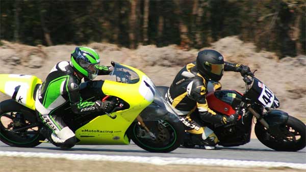 பைக் சாகசத்தில் ஈடுபட்ட இளைஞர்களை வெளுத்து வாங்கிய போலீசார்.. தல இந்த டிரிப் அடி கொஞ்சம் ஓவரோ?