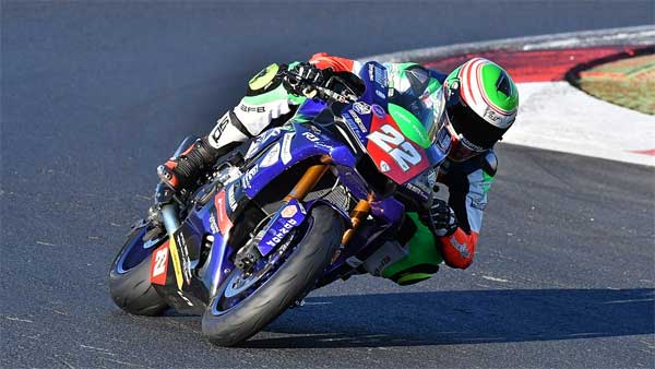 பைக் சாகசத்தில் ஈடுபட்ட இளைஞர்களை வெளுத்து வாங்கிய போலீசார்.. தல இந்த டிரிப் அடி கொஞ்சம் ஓவரோ?