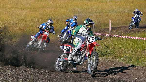 பைக் சாகசத்தில் ஈடுபட்ட இளைஞர்களை வெளுத்து வாங்கிய போலீசார்.. தல இந்த டிரிப் அடி கொஞ்சம் ஓவரோ?