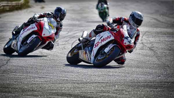 பைக் சாகசத்தில் ஈடுபட்ட இளைஞர்களை வெளுத்து வாங்கிய போலீசார்.. தல இந்த டிரிப் அடி கொஞ்சம் ஓவரோ?