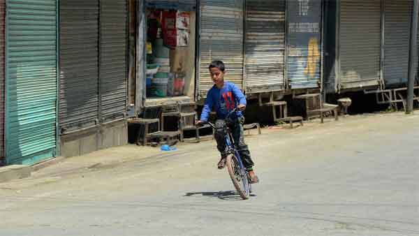 ஹெல்மெட் அணியவில்லை, அதிவேகம்.. 'சைக்கிளில்' பயணித்த தொழிலாளிக்கு 2,000 அபராதம் விதித்த போலீசார்!