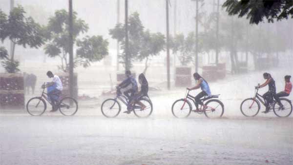 ஹெல்மெட் அணியவில்லை, அதிவேகம்.. 'சைக்கிளில்' பயணித்த தொழிலாளிக்கு 2,000 அபராதம் விதித்த போலீசார்!