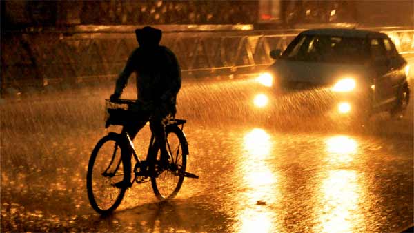 ஹெல்மெட் அணியவில்லை, அதிவேகம்.. 'சைக்கிளில்' பயணித்த தொழிலாளிக்கு 2,000 அபராதம் விதித்த போலீசார்!