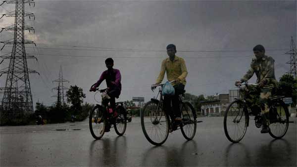 ஹெல்மெட் அணியவில்லை, அதிவேகம்.. 'சைக்கிளில்' பயணித்த தொழிலாளிக்கு 2,000 அபராதம் விதித்த போலீசார்!