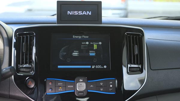 ஒரு பட்டனை அழுத்தினால் மின்னல் வேகத்தில் பறக்கும் கார்கள்… எப்படி சாத்தியமாகிறது?