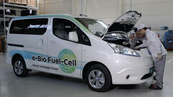 ஒரு பட்டனை அழுத்தினால் மின்னல் வேகத்தில் பறக்கும் கார்கள்… எப்படி சாத்தியமாகிறது?