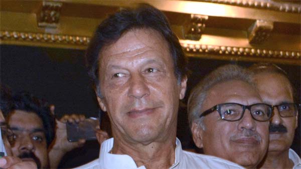 மோடியின் வழியை பின்பற்றும் பாகிஸ்தான் பிரதமர் இம்ரான்கான்.. ஆரம்பத்திலேயே பாடம் புகட்டிய மக்கள்