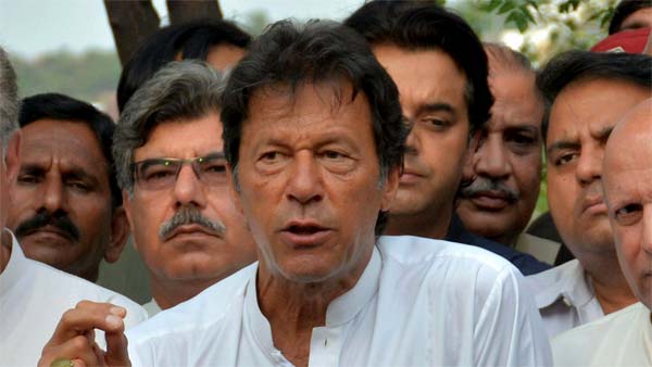 மோடியின் வழியை பின்பற்றும் பாகிஸ்தான் பிரதமர் இம்ரான்கான்.. ஆரம்பத்திலேயே பாடம் புகட்டிய மக்கள்