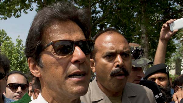 மோடியின் வழியை பின்பற்றும் பாகிஸ்தான் பிரதமர் இம்ரான்கான்.. ஆரம்பத்திலேயே பாடம் புகட்டிய மக்கள்