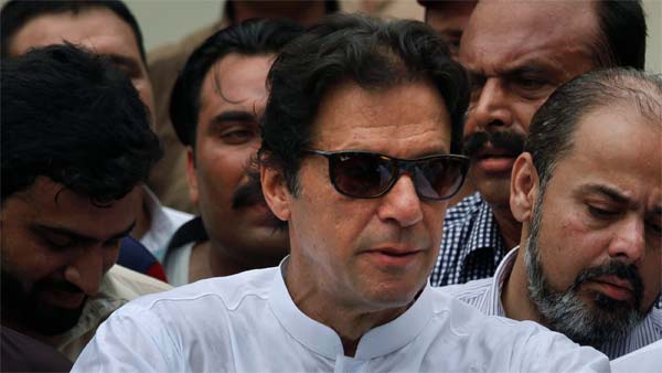 மோடியின் வழியை பின்பற்றும் பாகிஸ்தான் பிரதமர் இம்ரான்கான்.. ஆரம்பத்திலேயே பாடம் புகட்டிய மக்கள்