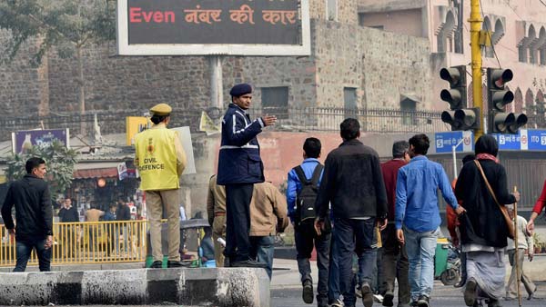 ராங் சைடில் வந்த காரை சரமாரியாக தாக்கிய பாதசாரி.. நம்மள விட கோவக்காரனா இருப்பான் போல..