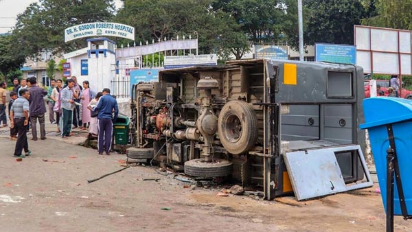 ஹெல்மெட் அணியாததை கேட்டதால் 2 போலீஸ்காரர்களை சரமாரியாக தாக்கிய 'போதை' வக்கீல்.. வைரல் வீடியோ