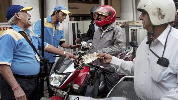 விலை குறைவான வெளிநாட்டு பெட்ரோலை நேரடியாக வாங்க துவங்கிய இந்தியர்கள்... கஜானா காலியாவதால் மத்திய அரசு கடுப்பு...