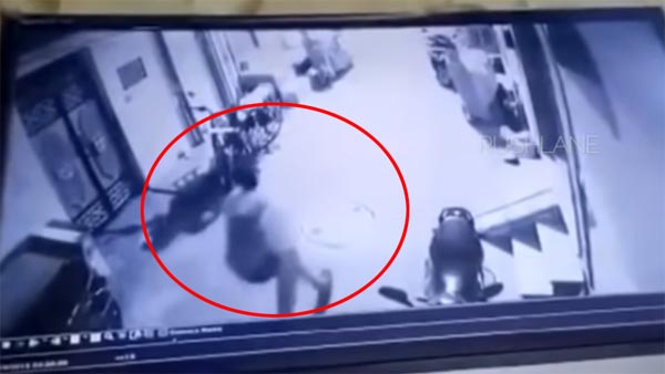 ஒரு நிமிடத்தில் பைக்குகளை திருடி விடும் கொள்ளையர்கள் சிசிடிவி கேமராவால் சிக்கினர்.. பகீர் தகவல்கள்