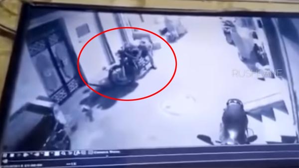 ஒரு நிமிடத்தில் பைக்குகளை திருடி விடும் கொள்ளையர்கள் சிசிடிவி கேமராவால் சிக்கினர்.. பகீர் தகவல்கள்