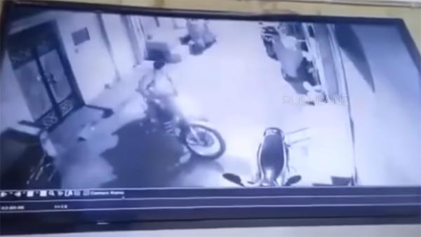 ஒரு நிமிடத்தில் பைக்குகளை திருடி விடும் கொள்ளையர்கள் சிசிடிவி கேமராவால் சிக்கினர்.. பகீர் தகவல்கள்