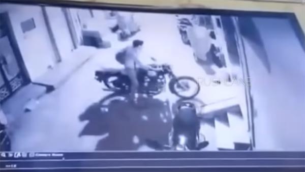 ஒரு நிமிடத்தில் பைக்குகளை திருடி விடும் கொள்ளையர்கள் சிசிடிவி கேமராவால் சிக்கினர்.. பகீர் தகவல்கள்