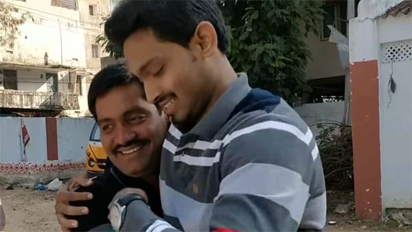 சொந்தமாக பெரிய கார்.. தந்தையின் நீண்ட நாள் கனவை 50வது பிறந்த நாளில் நிறைவேற்றிய 22 வயது மகன்