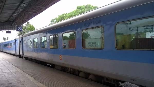 160 கிமீ வேகத்தில் செல்லும் இந்தியாவின் முதல் 'செமி' புல்லட் ரயில் அறிமுகம்!