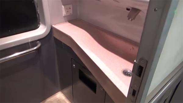 மின்னல் வேகத்தில் சீறி பாயும் “ரயில்-18” சென்னையில் தயாரிப்பு…! வைபை, சிசிடிவி என ஏராளமான வசதிகள்..! 