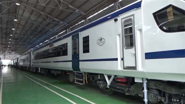 மின்னல் வேகத்தில் சீறி பாயும் “ரயில்-18” சென்னையில் தயாரிப்பு…! வைபை, சிசிடிவி என ஏராளமான வசதிகள்..! 