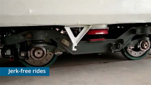 மின்னல் வேகத்தில் சீறி பாயும் “ரயில்-18” சென்னையில் தயாரிப்பு…! வைபை, சிசிடிவி என ஏராளமான வசதிகள்..! 