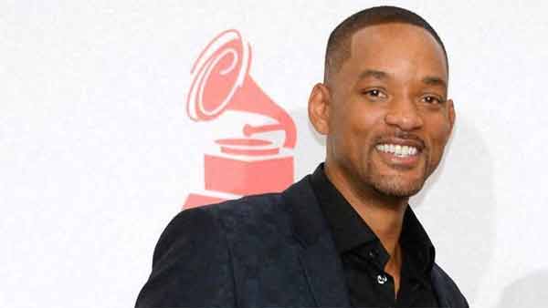 பாட்ஷா ரஜினி ஸ்டைலில் ஆட்டோ ரிக்ஸா ஓட்டிய ஹாலிவுட் சூப்பர் ஸ்டார் வில் ஸ்மித்.. வைரலாகும் வீடியோ