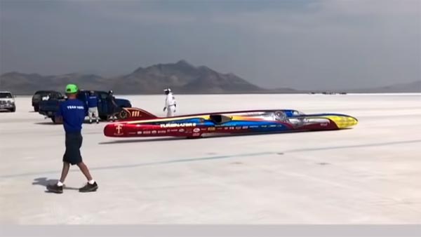 800 கி.மீ. வேகத்தில் சீறி பாய்ந்த உலகின் அதிவேகமான கார்.. அசர வைக்கும் வீடியோ..!