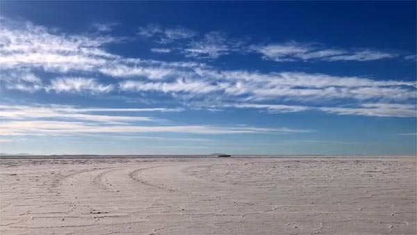 800 கி.மீ. வேகத்தில் சீறி பாய்ந்த உலகின் அதிவேகமான கார்.. அசர வைக்கும் வீடியோ..!