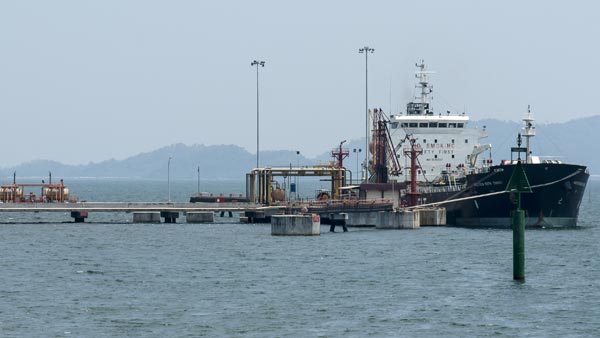 விலை குறைவான வெளிநாட்டு பெட்ரோலை நேரடியாக வாங்க துவங்கிய இந்தியர்கள்... கஜானா காலியாவதால் மத்திய அரசு கடுப்பு...