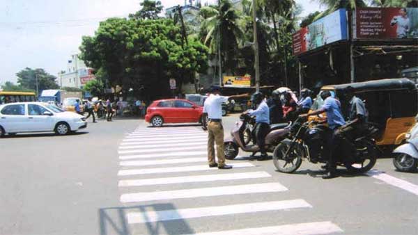 பைக்கில் இருந்து சாவியை எடுத்ததால் போலீசாரை அலற விட்ட இளைஞர்.. எங்க தலைக்கு தில்ல பாத்தியா..