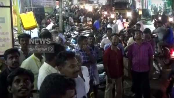 பைக்கில் இருந்து சாவியை எடுத்ததால் போலீசாரை அலற விட்ட இளைஞர்.. எங்க தலைக்கு தில்ல பாத்தியா..