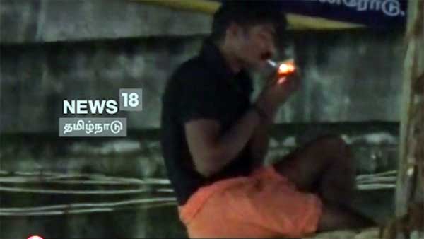 பைக்கில் இருந்து சாவியை எடுத்ததால் போலீசாரை அலற விட்ட இளைஞர்.. எங்க தலைக்கு தில்ல பாத்தியா..