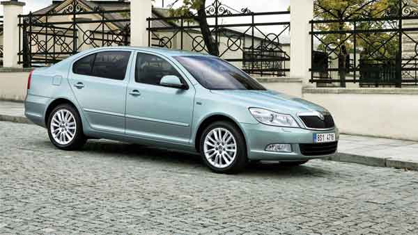 அம்மாவின் ரூ 11 லட்சம் மதிப்பிலான கார் கனவை தன் சொந்த காசில் வாங்கி பரிசளித்த பாச மகன்… நெகிழ்ச்சி வீடியோ..!