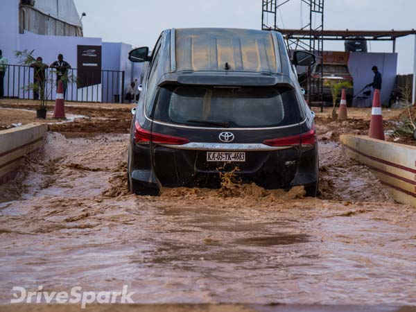 மஹிந்திரா அல்டுராஸ் ஜி4 எஸ்யூவி வெற்றி பெறுவதற்கான ஒரே வழி!