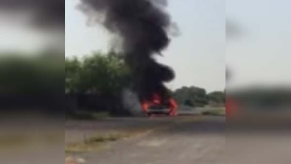 இந்த கார் உயிருக்கு உத்திரவாதம் இல்லை.. திடீரென தீப்பற்றியதால் வெளியேற முடியாமல் உயிரிழந்த தொழிலதிபர்