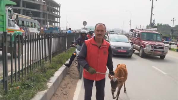 நன்றி மறந்து விடாதீர்கள்.. மோடி உதவுவார் என்ற நம்பிக்கையுடன் காத்து கிடக்கும் நேபாள முதியவர்..