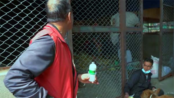 நன்றி மறந்து விடாதீர்கள்.. மோடி உதவுவார் என்ற நம்பிக்கையுடன் காத்து கிடக்கும் நேபாள முதியவர்..