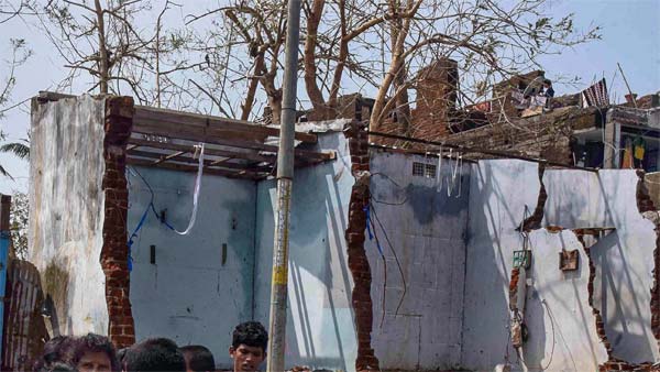 ருத்ர தாண்டவம் ஆடிய கஜா... உயிரை பணயம் வைத்து பயணிகளை காப்பாற்றிய தமிழக அரசு பஸ் கன்டக்டர்