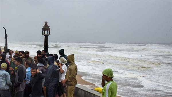 ருத்ர தாண்டவம் ஆடிய கஜா... உயிரை பணயம் வைத்து பயணிகளை காப்பாற்றிய தமிழக அரசு பஸ் கன்டக்டர்