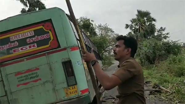 ருத்ர தாண்டவம் ஆடிய கஜா... உயிரை பணயம் வைத்து பயணிகளை காப்பாற்றிய தமிழக அரசு பஸ் கன்டக்டர்