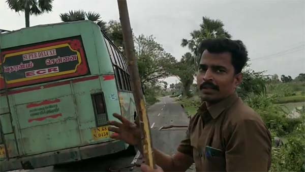 ருத்ர தாண்டவம் ஆடிய கஜா... உயிரை பணயம் வைத்து பயணிகளை காப்பாற்றிய தமிழக அரசு பஸ் கன்டக்டர்