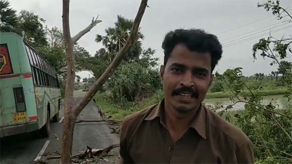 ருத்ர தாண்டவம் ஆடிய கஜா... உயிரை பணயம் வைத்து பயணிகளை காப்பாற்றிய தமிழக அரசு பஸ் கன்டக்டர்