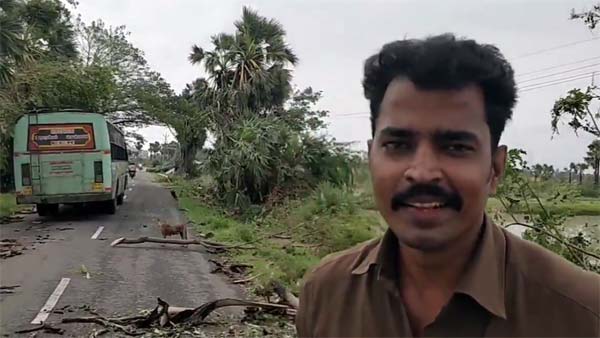 ருத்ர தாண்டவம் ஆடிய கஜா... உயிரை பணயம் வைத்து பயணிகளை காப்பாற்றிய தமிழக அரசு பஸ் கன்டக்டர்