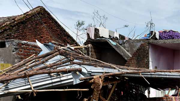 ருத்ர தாண்டவம் ஆடிய கஜா... உயிரை பணயம் வைத்து பயணிகளை காப்பாற்றிய தமிழக அரசு பஸ் கன்டக்டர்