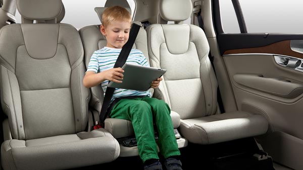 காருக்குள் அடைத்து வைத்து குழந்தையை கொல்ல முயன்ற பெற்றோர்…! உ.பி.யில் பரபரப்பாகிய கோர சம்பவம்..!